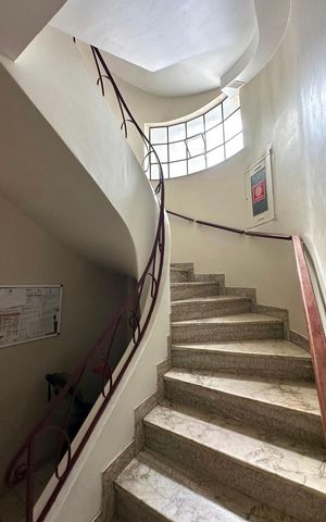 Apartamento à venda com 90m², 3 quartos e sem vaga Apartamento à venda com 90m², 3 quartos e sem vagaEscada