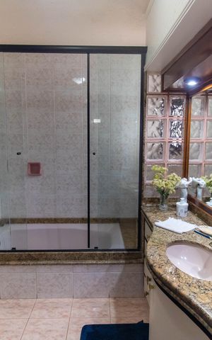Casa à venda com 710m², 5 quartos e 4 vagas Casa à venda com 710m², 5 quartos e 4 vagasBanheiro das Suítes 1 e 2