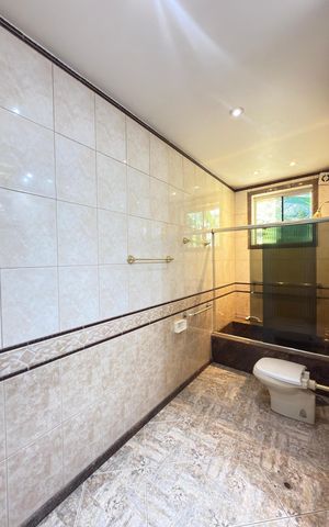 Casa de condomínio à venda com 757m², 8 quartos e 8 vagas Casa de condomínio à venda com 757m², 8 quartos e 8 vagasBanheiro da Suíte