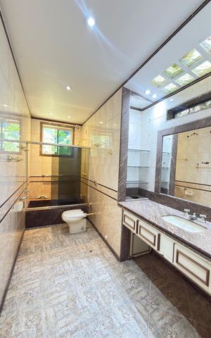 Casa de condomínio à venda com 757m², 8 quartos e 8 vagas Casa de condomínio à venda com 757m², 8 quartos e 8 vagasBanheiro da Suíte