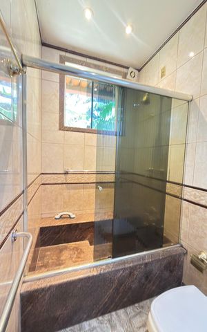 Casa de condomínio à venda com 757m², 8 quartos e 8 vagas Casa de condomínio à venda com 757m², 8 quartos e 8 vagasBanheiro da Suíte