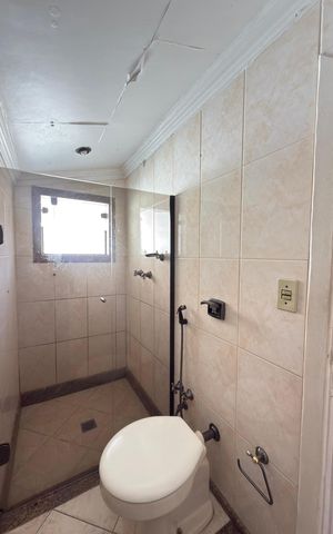 Casa de condomínio à venda com 757m², 8 quartos e 8 vagas Casa de condomínio à venda com 757m², 8 quartos e 8 vagasBanheiro da Suíte 3