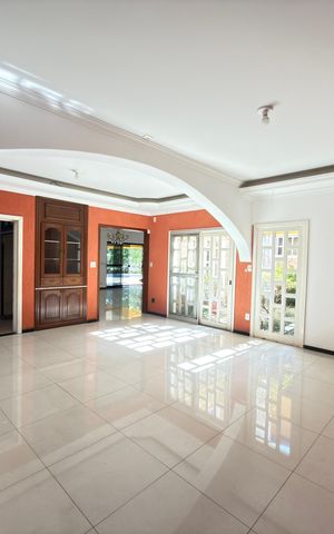 Casa de condomínio à venda com 757m², 8 quartos e 8 vagas Casa de condomínio à venda com 757m², 8 quartos e 8 vagasSala