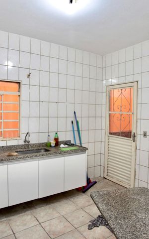 Casa à venda com 500m², 5 quartos e 3 vagas Casa à venda com 500m², 5 quartos e 3 vagasCozinha e Área de Serviço