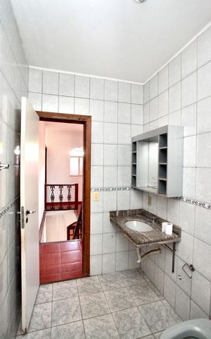 Casa à venda com 500m², 5 quartos e 3 vagas Casa à venda com 500m², 5 quartos e 3 vagasBanheiro Social