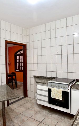 Casa à venda com 500m², 5 quartos e 3 vagas Casa à venda com 500m², 5 quartos e 3 vagasCozinha e Área de Serviço
