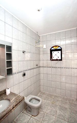 Casa à venda com 500m², 5 quartos e 3 vagas Casa à venda com 500m², 5 quartos e 3 vagasBanheiro Social