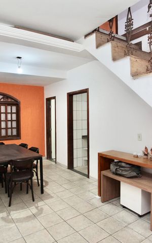 Casa à venda com 500m², 5 quartos e 3 vagas Casa à venda com 500m², 5 quartos e 3 vagasSala