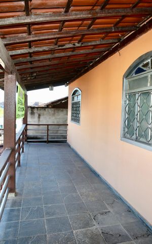 Casa à venda com 500m², 5 quartos e 3 vagas Casa à venda com 500m², 5 quartos e 3 vagasVaranda