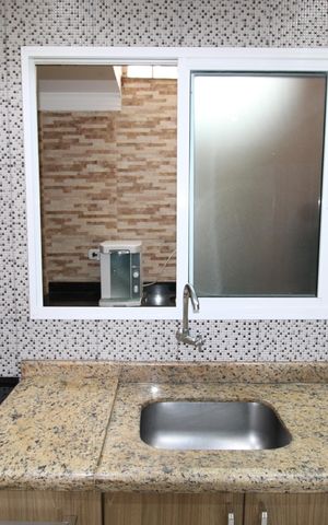 Casa à venda com 90m², 2 quartos e 2 vagasSala/Cozinha