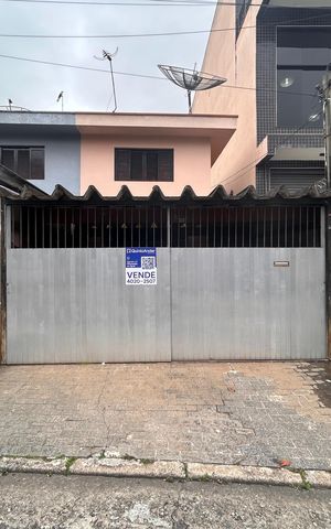 Casa para alugar com 250m², 2 quartos e 2 vagas Casa para alugar com 250m², 2 quartos e 2 vagasFachada