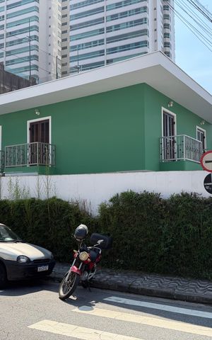 Casa para alugar com 255m², 4 quartos e 3 vagas Casa para alugar com 255m², 4 quartos e 3 vagasFachada