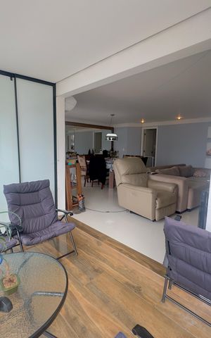 Apartamento à venda com 180m², 3 quartos e 4 vagas Apartamento à venda com 180m², 3 quartos e 4 vagasVaranda