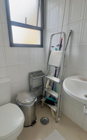 Apartamento à venda com 180m², 3 quartos e 4 vagas Apartamento à venda com 180m², 3 quartos e 4 vagasBanheiro da área dela serviço