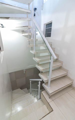 Casa para alugar com 200m², 4 quartos e 1 vagaEscada