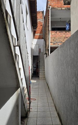 Casa à venda com 200m², 4 quartos e 2 vagas Casa à venda com 200m², 4 quartos e 2 vagasCorredor escada acesso ao quarto 03