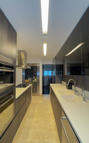 Apartamento à venda com 193m², 3 quartos e 3 vagas Apartamento à venda com 193m², 3 quartos e 3 vagasCozinha e Área de Serviço
