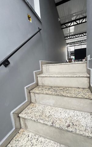Casa para alugar com 106m², 2 quartos e 2 vagas Casa para alugar com 106m², 2 quartos e 2 vagasEscada