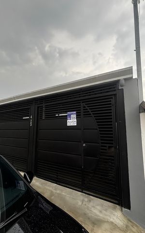 Casa para alugar com 106m², 2 quartos e 2 vagas Casa para alugar com 106m², 2 quartos e 2 vagasFachada