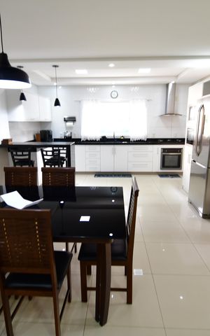 Casa à venda com 250m², 4 quartos e 4 vagasCozinha / Copa