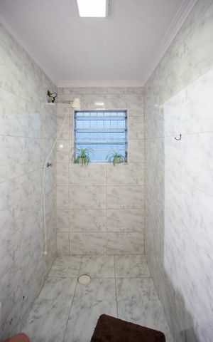 Casa à venda com 170m², 4 quartos e 2 vagasBanheiro 2