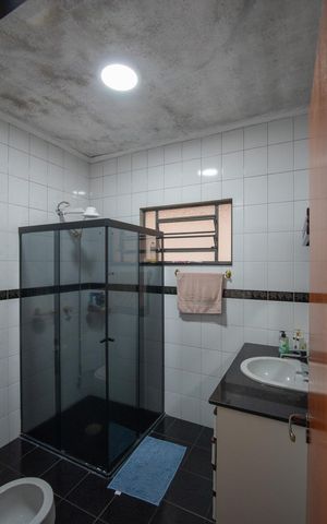 Casa à venda com 250m², 5 quartos e 4 vagas Casa à venda com 250m², 5 quartos e 4 vagasBanheiro