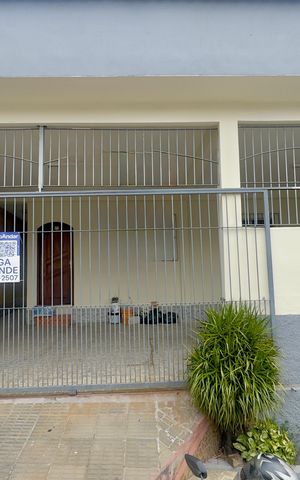 Casa à venda com 148m², 2 quartos e 1 vaga Casa à venda com 148m², 2 quartos e 1 vagaPlacar instalada na fachada do imóvel