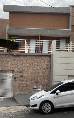 Casa para alugar com 400m², 3 quartos e 2 vagas Casa para alugar com 400m², 3 quartos e 2 vagasPlaca instalada no portao tamanho grande com o codigo DDIZ-36