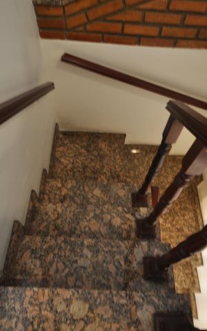 Casa à venda com 600m², 7 quartos e 3 vagasEscada de acesso aos aposentos