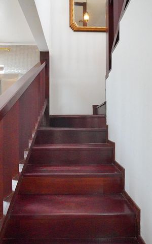 Casa para alugar com 150m², 4 quartos e 1 vagaEscada de Acesso ao Segundo Piso 