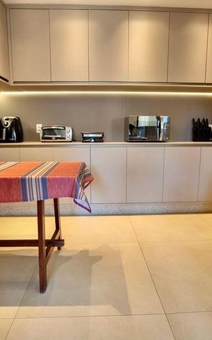 Apartamento à venda com 160m², 4 quartos e 4 vagasCozinha e Área de Serviço
