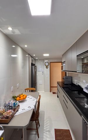 Apartamento à venda com 252m², 3 quartos e 4 vagas Apartamento à venda com 252m², 3 quartos e 4 vagasCozinha e Área de Serviço