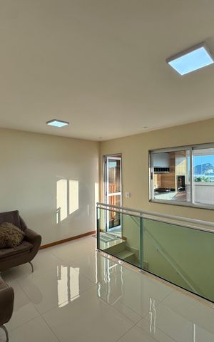 Apartamento à venda com 252m², 3 quartos e 4 vagas Apartamento à venda com 252m², 3 quartos e 4 vagasSala (Segundo andar)