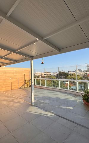 Apartamento à venda com 252m², 3 quartos e 4 vagas Apartamento à venda com 252m², 3 quartos e 4 vagasVaranda
