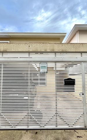 Casa à venda com 260m², 3 quartos e 2 vagas Casa à venda com 260m², 3 quartos e 2 vagasFachada