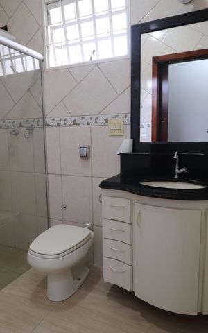 Casa para alugar com 330m², 4 quartos e 2 vagasBanheiro Social