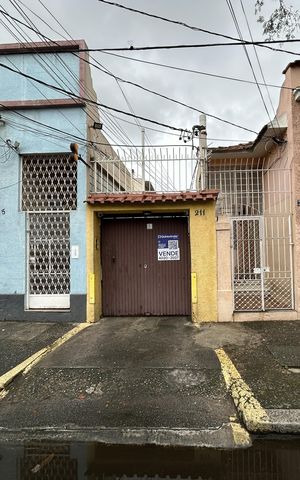 Casa à venda com 178m², 3 quartos e 1 vagaFachada + placa