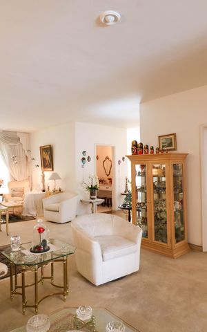 Casa à venda com 1200m², 4 quartos e 4 vagas Casa à venda com 1200m², 4 quartos e 4 vagasSala
