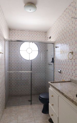 Casa para alugar com 367m², 4 quartos e 2 vagasBanheiro social