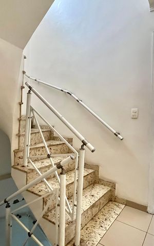 Casa para alugar com 189m², 3 quartos e 3 vagas Casa para alugar com 189m², 3 quartos e 3 vagasEscada