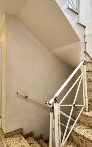 Casa para alugar com 189m², 3 quartos e 3 vagas Casa para alugar com 189m², 3 quartos e 3 vagasEscada