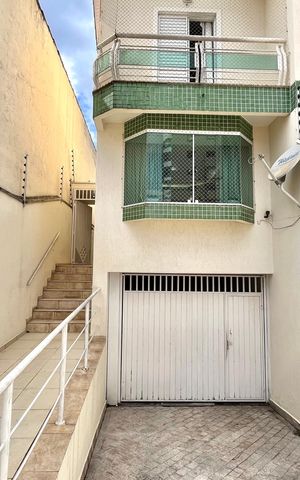 Casa para alugar com 189m², 3 quartos e 3 vagas Casa para alugar com 189m², 3 quartos e 3 vagasFachada
