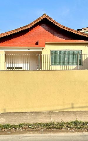 Casa à venda com 300m², 2 quartos e 4 vagasPlaca instalada na fachada do imóvel 