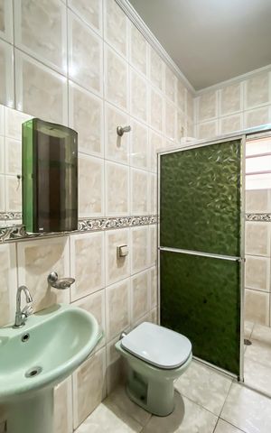 Casa para alugar com 230m², 4 quartos e 1 vaga Casa para alugar com 230m², 4 quartos e 1 vagaBanheiro