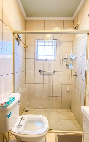 Casa à venda com 192m², 4 quartos e 2 vagas Casa à venda com 192m², 4 quartos e 2 vagasBanheiro