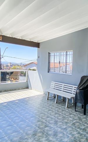 Casa à venda com 192m², 4 quartos e 2 vagas Casa à venda com 192m², 4 quartos e 2 vagasVaranda