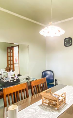 Casa à venda com 192m², 4 quartos e 2 vagas Casa à venda com 192m², 4 quartos e 2 vagasSala