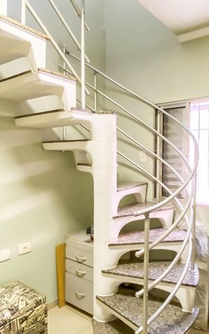 Casa à venda com 192m², 4 quartos e 2 vagas Casa à venda com 192m², 4 quartos e 2 vagasEscada