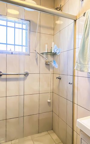 Casa à venda com 192m², 4 quartos e 2 vagas Casa à venda com 192m², 4 quartos e 2 vagasBanheiro