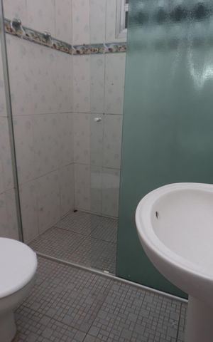 Casa para alugar com 100m², 2 quartos e 2 vagasBanheiro da Suíte